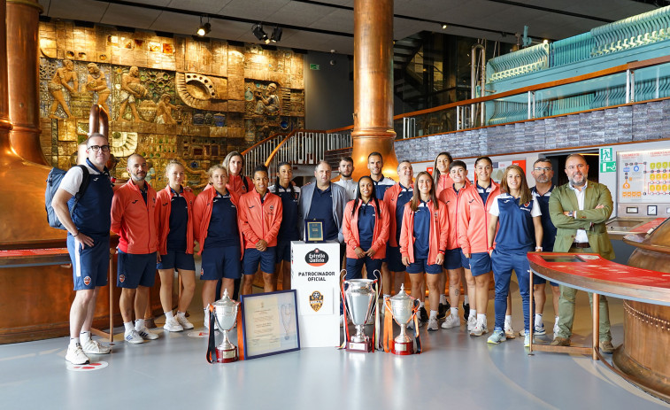El Burela F.S. femenino se prepara para la nueva temporada con Estrella Galicia