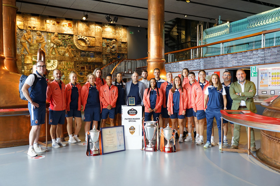 El Burela F.S. femenino se prepara para la nueva temporada con Estrella Galicia