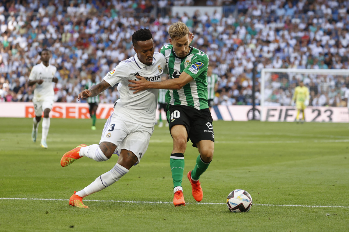 El delantero del Betis Canales (d) yel defensa del Real Madrid Eder Militao luchan por el balón EFE Juan Carlos Hidalgo