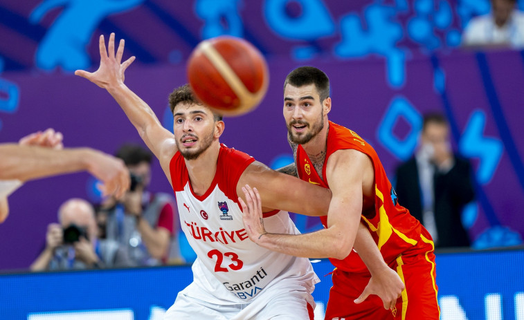 España gana sufriendo y se clasifica como primera de su grupo del Eurobasket