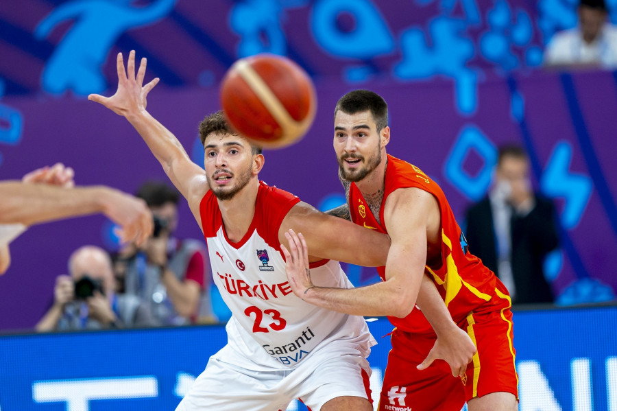 España gana sufriendo y se clasifica como primera de su grupo del Eurobasket