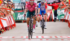 Rigoberto Urán se impone en Tentudía, Evenepoel mantiene la roja