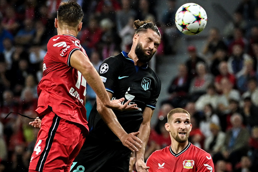 El Atlético pierde un punto en los minutos finales encajando dos goles