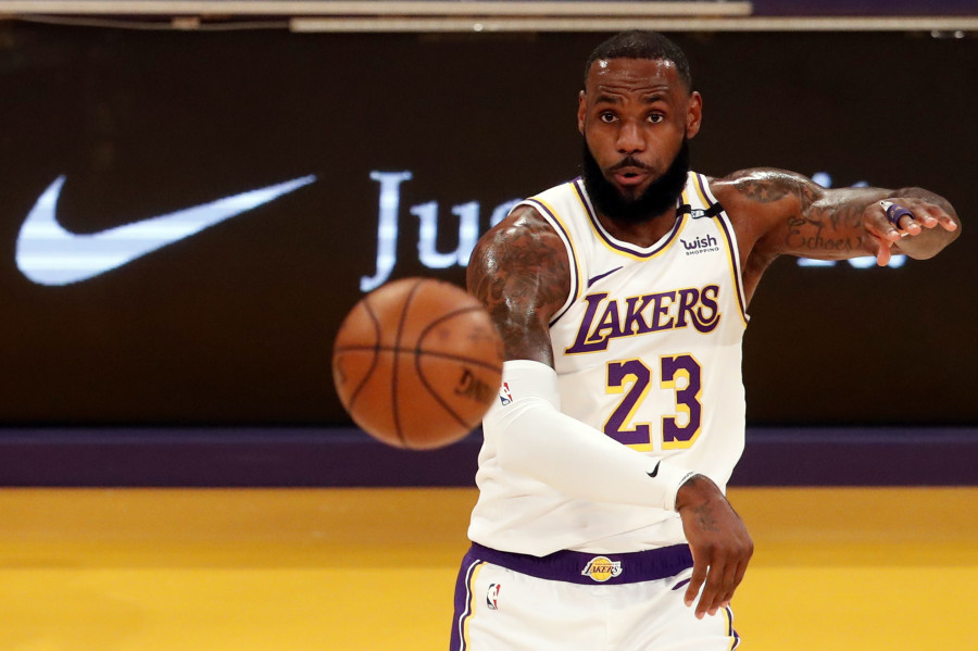 LeBron James critica a la NBA por no ser más dura con el dueño de los Suns