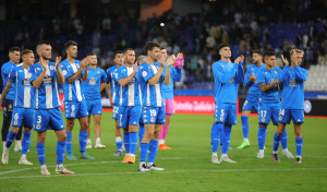 Más de medio millar de aficionados granates en las gradas de Riazor