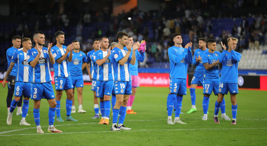 Más de medio millar de aficionados granates en las gradas de Riazor