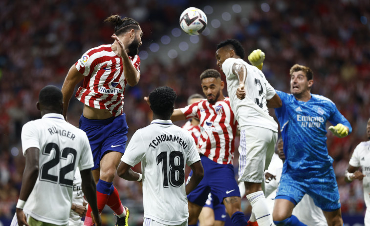 El Real Madrid se adueña del derbi y retiene el liderato