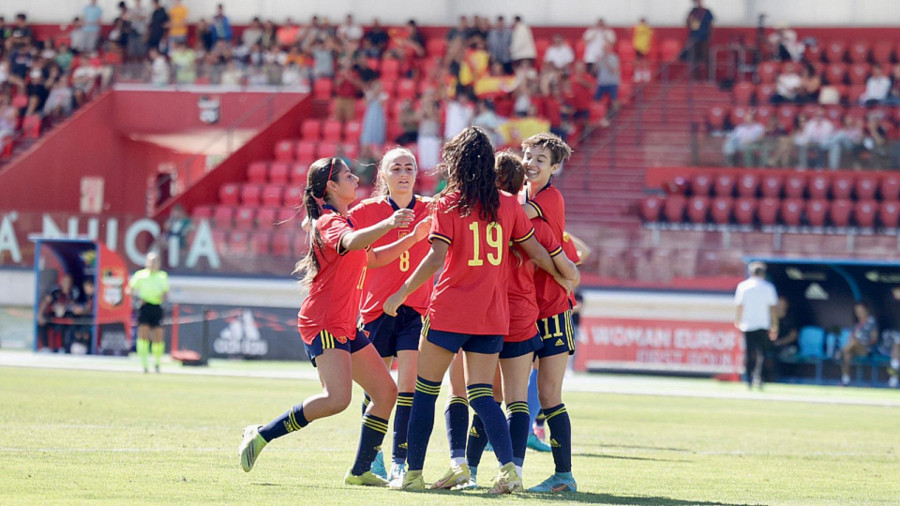 Elena Vázquez fue titular y dio una asistencia en la goleada ante Grecia