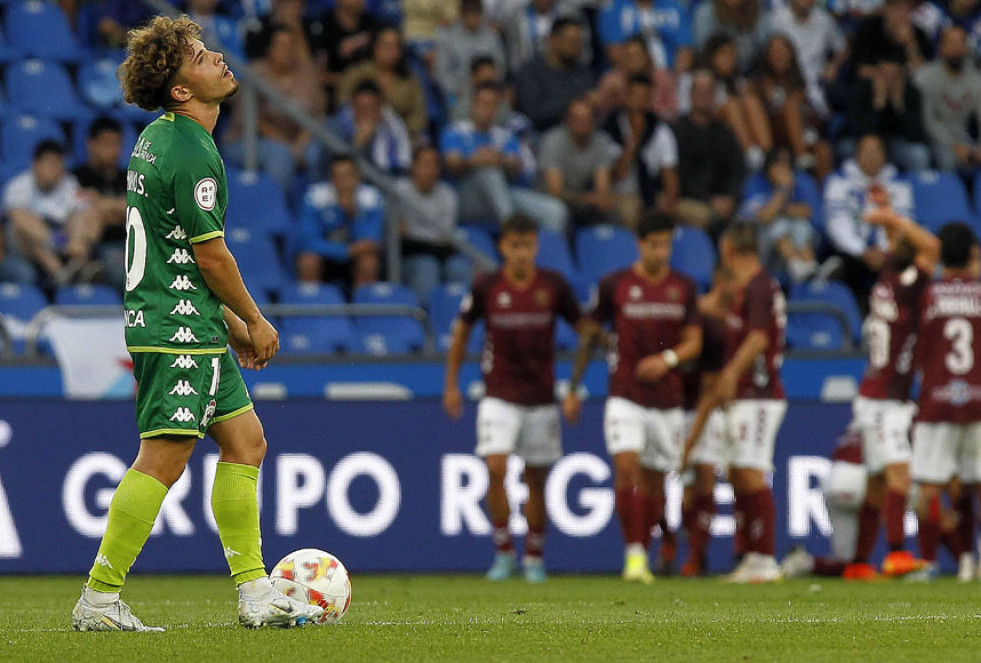 Soriano, lamentándose tras el gol marcado por Brais Abelenda, del Pontevedra, durante el derbi de Riazor   quintana