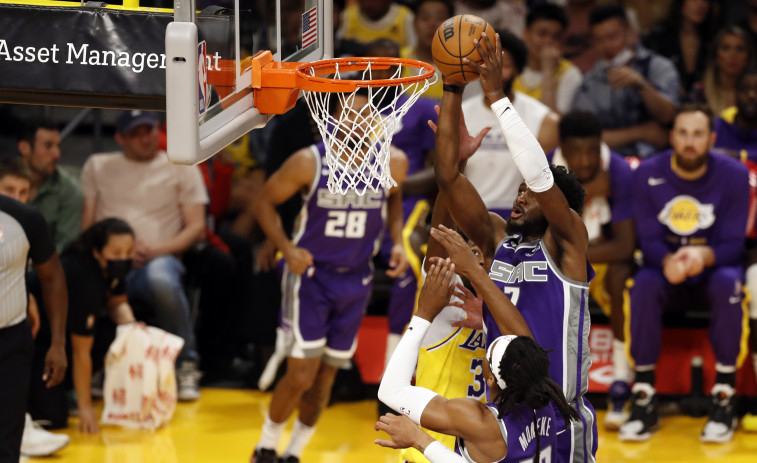Los Lakers empiezan su pretemporada con derrota por 30 puntos ante los Kings