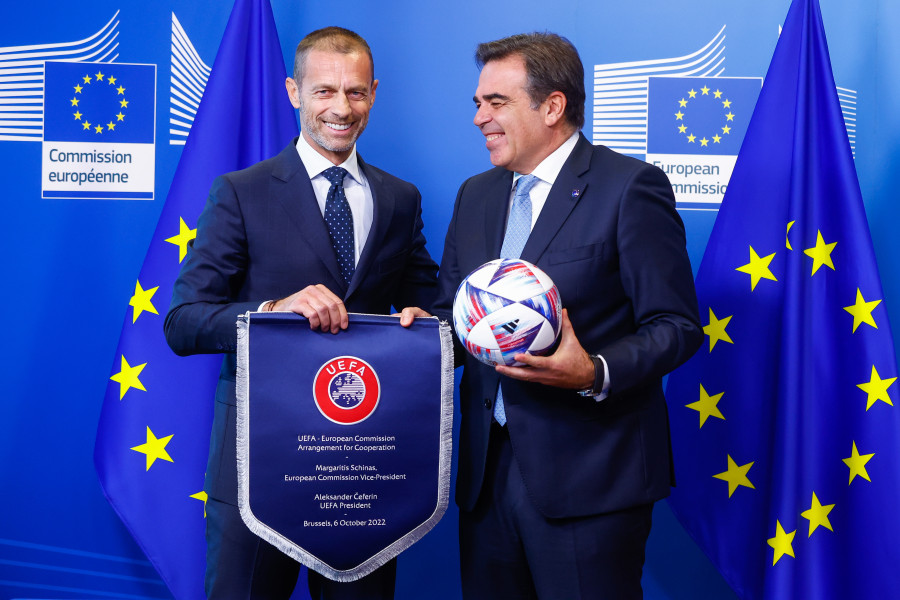 La UE y la UEFA firman un acuerdo para promover valores europeos en el fútbol