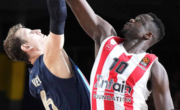 La defensa del Olympiacos frena al Barça