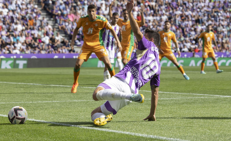 Sin goles entre un Valladolid sin puntería y un Betis con diez