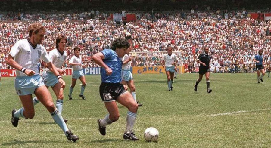 A subasta una camiseta firmada por Maradona en el estreno de 'La Noche del 10'