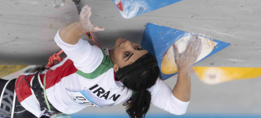 La escaladora iraní Elnaz Rekabi alega que el hiyab se le cayó por accidente