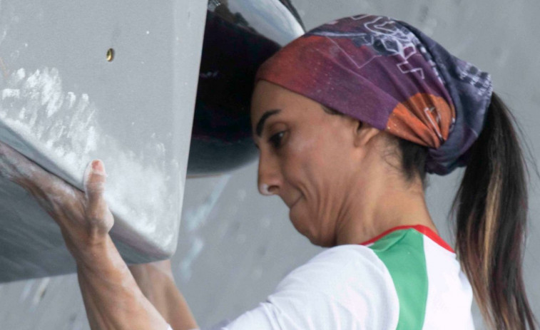 La escaladora Elnaz Rekabi, recibida al grito de campeona por el público en Irán