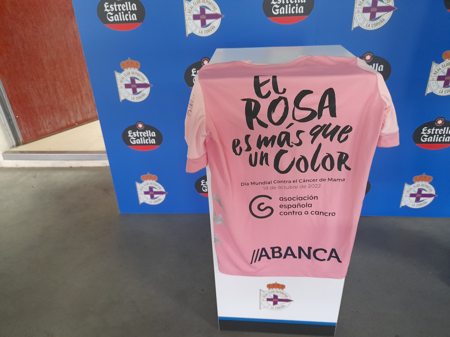 El Depor entrena con camisetas que subastará para la ayuda contra el cáncer de mama