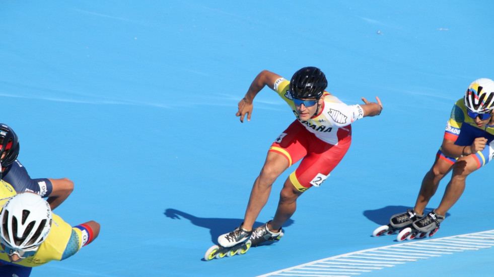 El oleirense Manu Taibo roza el podio en el debut del patinaje de velocidad
