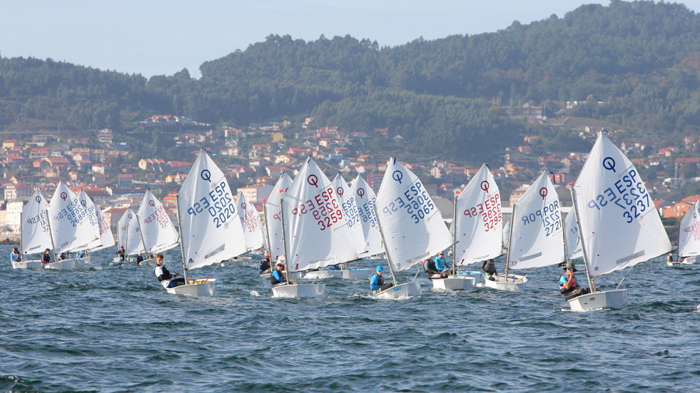 El coruñés González del Castillo, octavo en la primera jornada del Meeting Ciudad de Vigo de Optimist