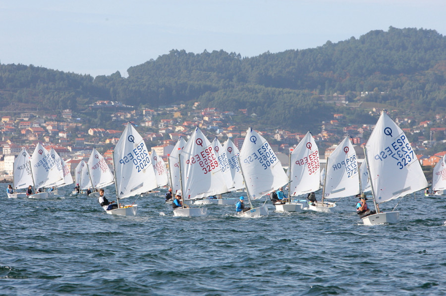 El coruñés González del Castillo, octavo en la primera jornada del Meeting Ciudad de Vigo de Optimist