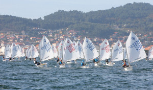 El coruñés González del Castillo, octavo en la primera jornada del Meeting Ciudad de Vigo de Optimist