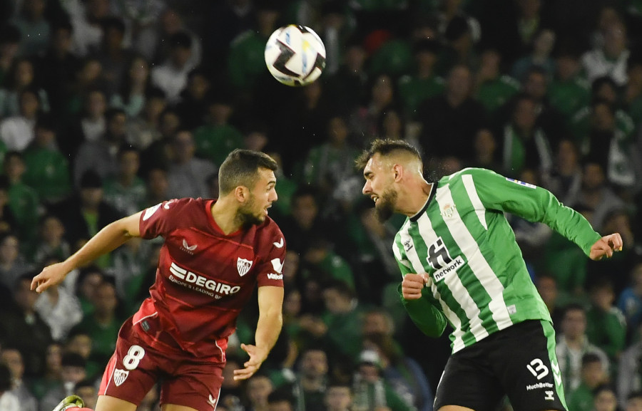 Un Sevilla con diez no pudo con un Betis con nueve en otro derbi intenso