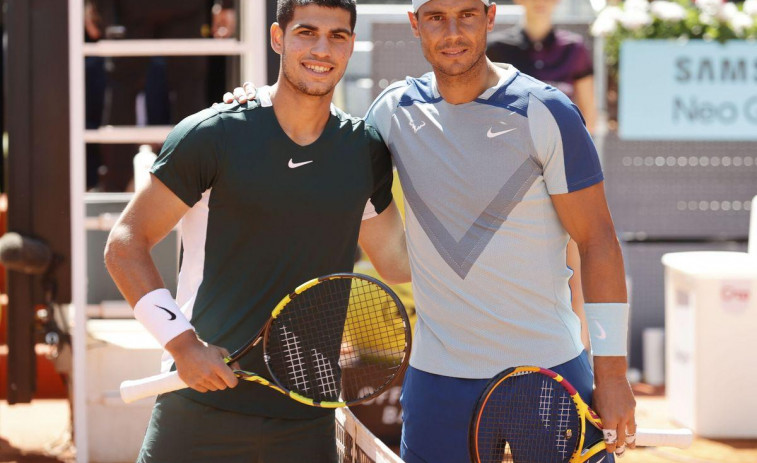 Carlos Alcaraz y Rafael Nadal siguen en el podio, ahora con Tsitsipas