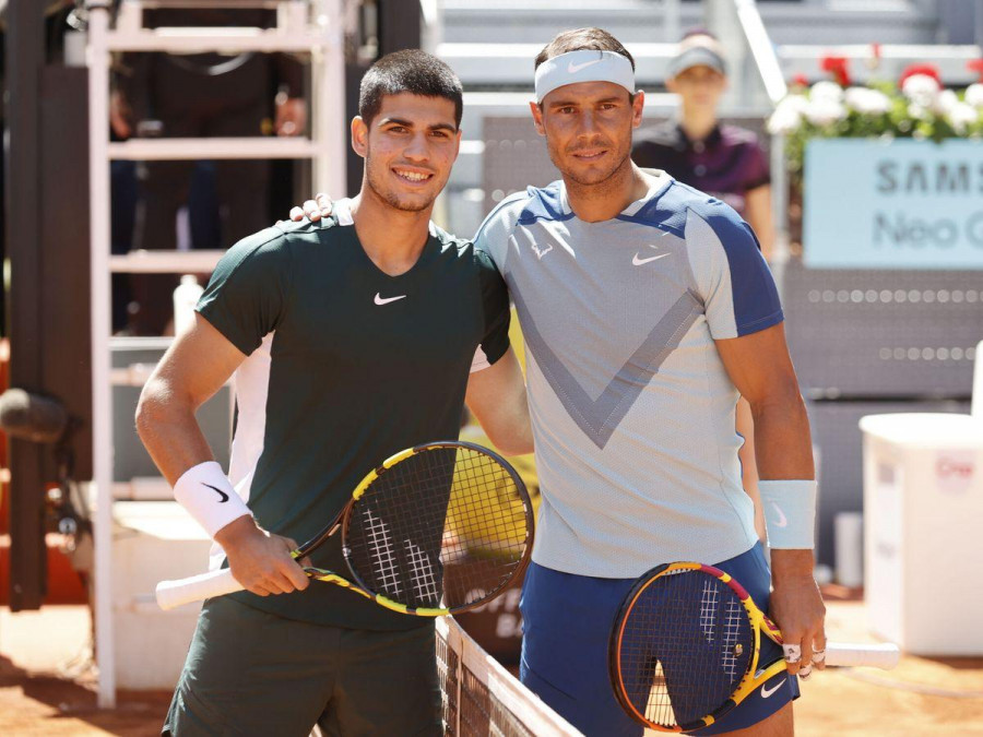 Carlos Alcaraz y Rafael Nadal siguen en el podio, ahora con Tsitsipas