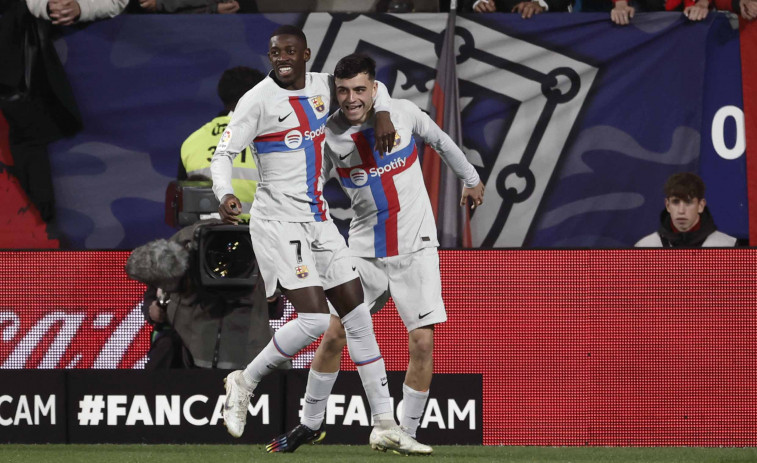 El Barcelona sigue firme tras remontar en El Sadar