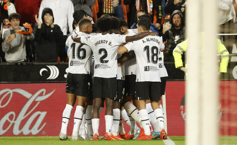 El Valencia sonríe ante un Betis de nuevo en inferioridad