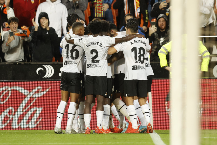 El Valencia sonríe ante un Betis de nuevo en inferioridad