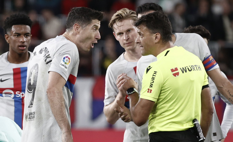 Tres partidos a Lewandowski y cuatro a Piqué