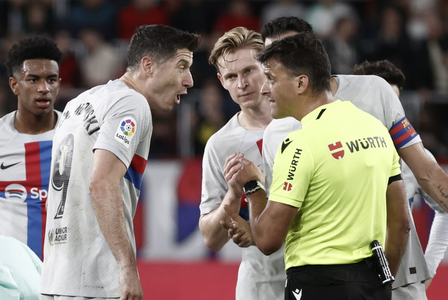 Tres partidos a Lewandowski y cuatro a Piqué