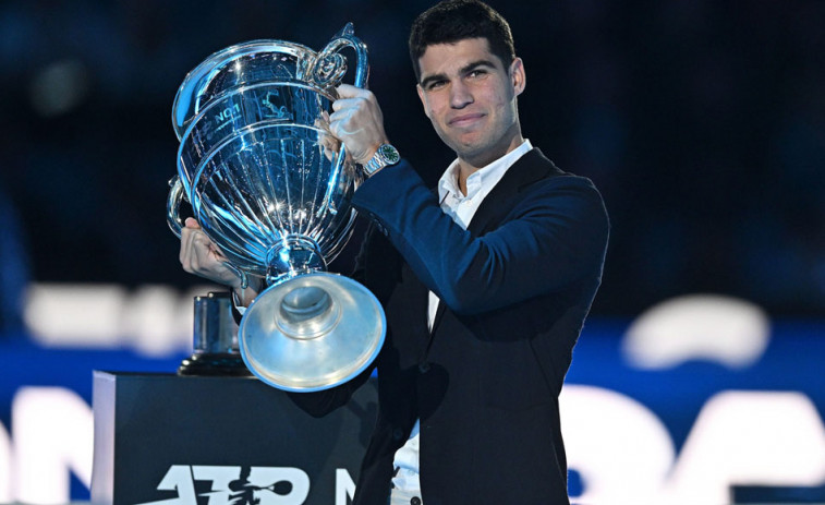 Alcaraz recibe el premio como número uno del año, el más joven en lograrlo