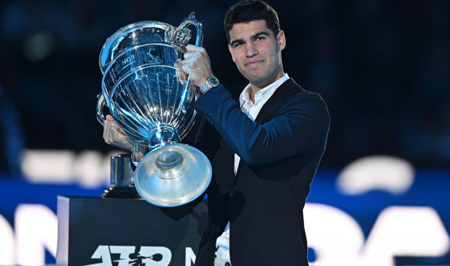 Alcaraz recibe el premio como número uno del año, el más joven en lograrlo