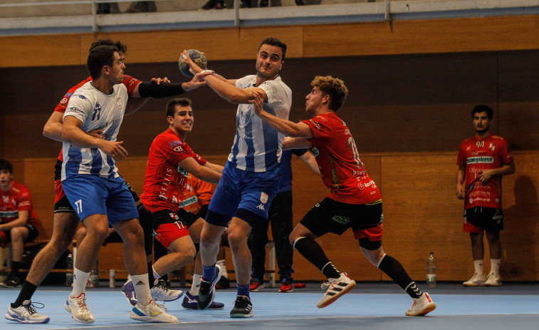 El OAR deja escapar cuatro goles de ventaja en Bueu (32-31)
