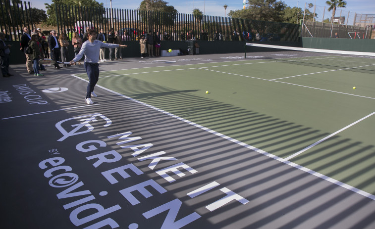 La primera pista de tenis de vidrio reciclado abre en Málaga por Copa Davis