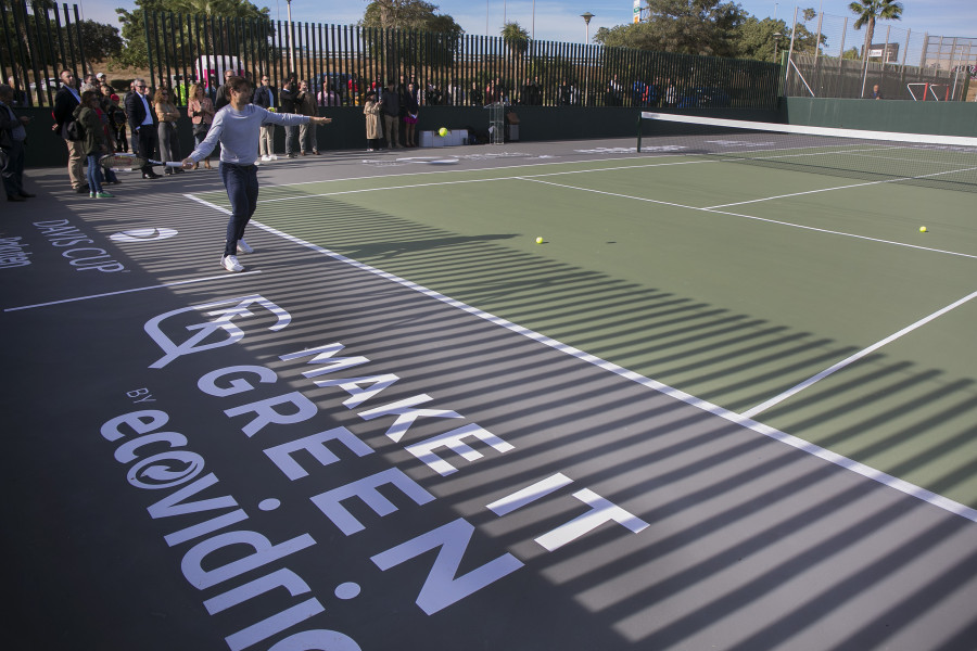 La primera pista de tenis de vidrio reciclado abre en Málaga por Copa Davis