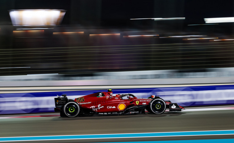 Sainz lidera en el test y Alonso se estrena con Aston Martin