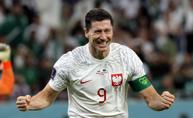 Lewandowski y Szczesny llevan a Polonia a bajar de la nube a una notable Arabia