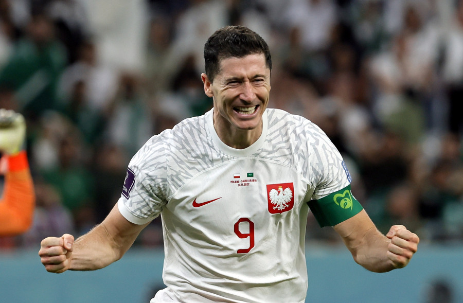 Lewandowski y Szczesny llevan a Polonia a bajar de la nube a una notable Arabia