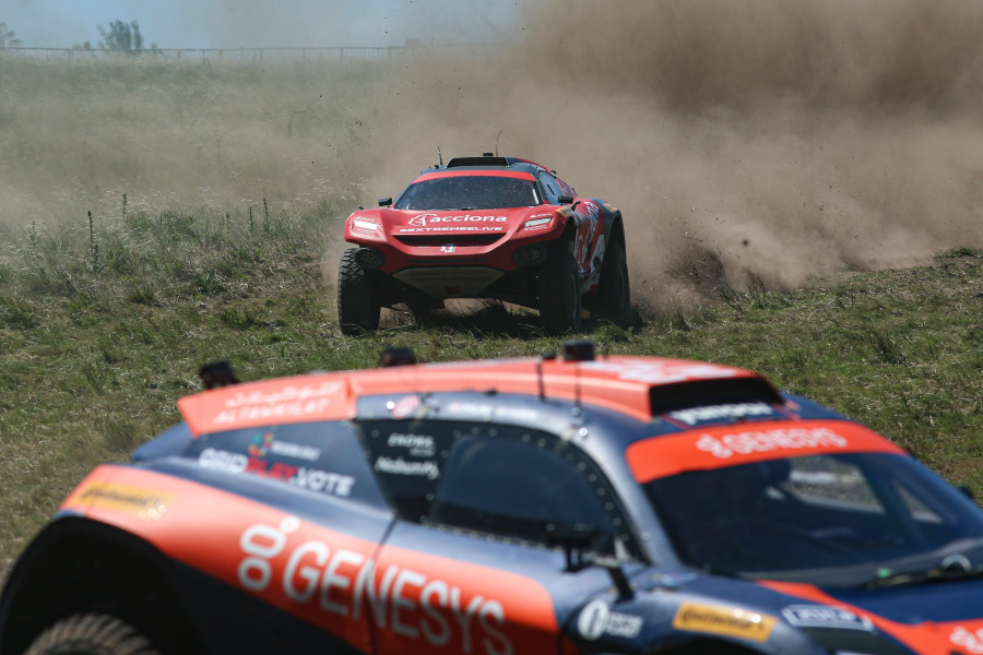 Carlos Sainz y Laia Sanz dominan la clasificación del Extreme-E en Uruguay