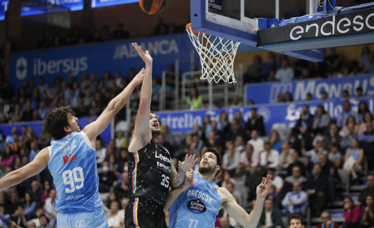 El Tenerife exhibe su músculo de líder ante el Breogán (61-86)