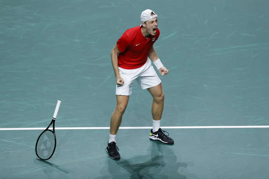 Shapovalov obtiene su primera victoria y acerca la Davis a Canadá