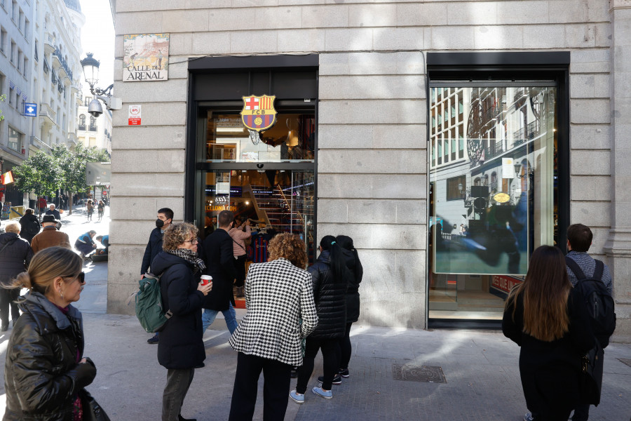 El Barça inaugura tienda en Madrid con una lona gigante: "Raúl es culer"