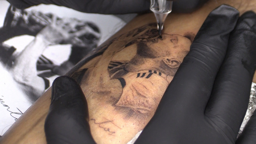 Fiebre por los tatuajes con la  cara de Messi sin control en Rosario