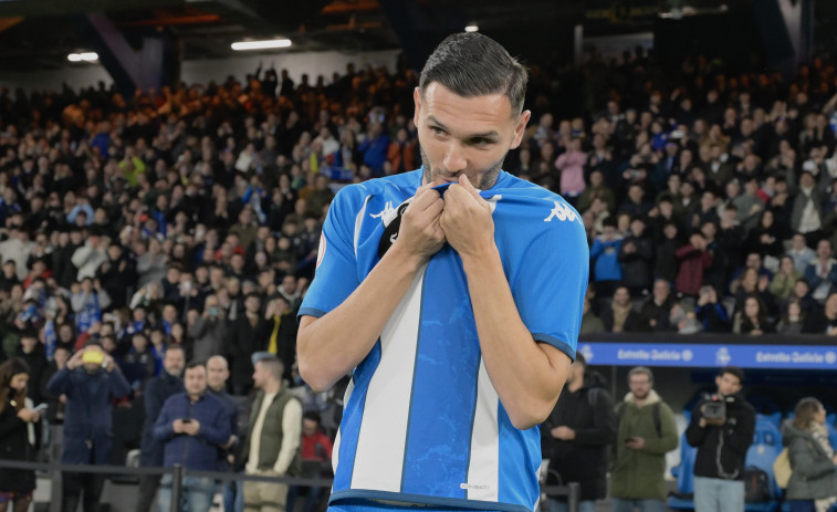 Lucas Pérez le hace un guiño a Angeliño para que 'baje al barro'