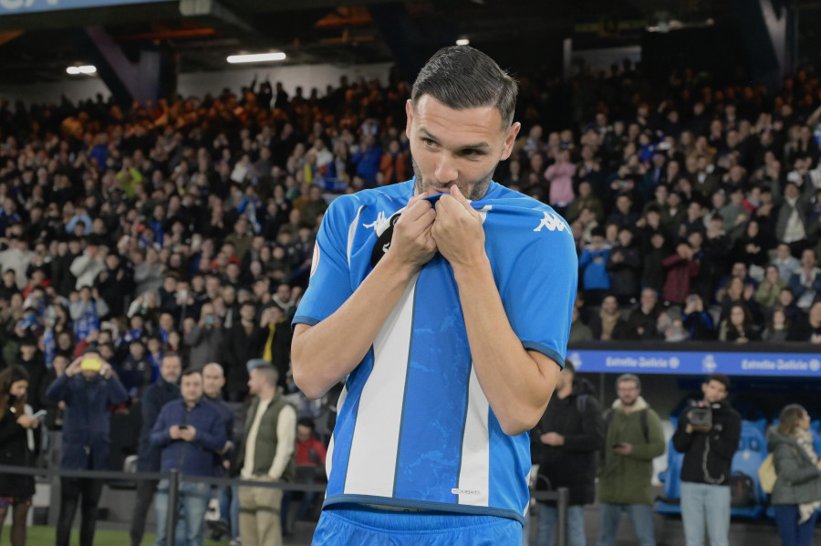 Lucas Pérez le hace un guiño a Angeliño para que 'baje al barro'
