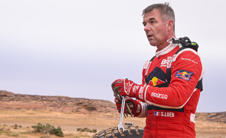Loeb se lleva la primera alegría en el Dakar 2023, con Sainz tercero