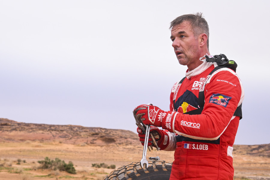Loeb se lleva la primera alegría en el Dakar 2023, con Sainz tercero